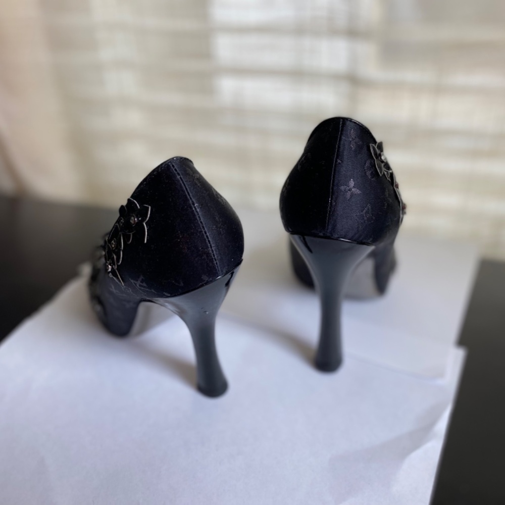 Louis Vuitton black monogram satin pumps heels 35.5 Italy pat leather decor - Picture 8 of 12